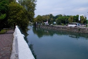 В Сочи приступили к реконструкции речной набережной В Сочи приступили к реконструкции речной набережной - Фото