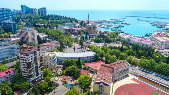 Центр Сочи - средоточие яркой жизни города, калейдоскоп эмоций и впечатлений, а также отличное место для насыщенной жизни