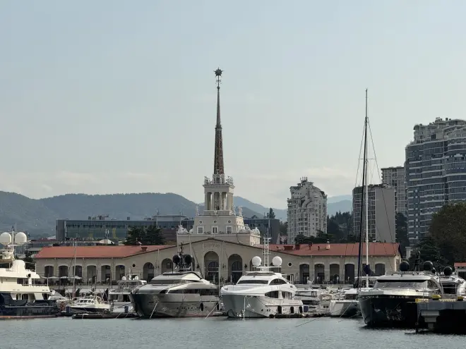 Яхты, дельфины и закаты: почему морские прогулки в Сочи — обязательное летнее впечатление