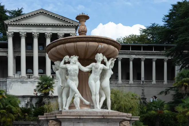 Центр Сочи - средоточие яркой жизни города, калейдоскоп эмоций и впечатлений, а также отличное место для насыщенной жизни #4