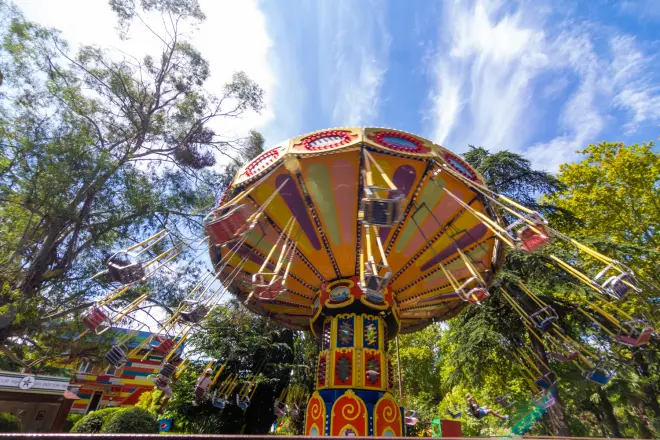 карусели в парке Ривьера
