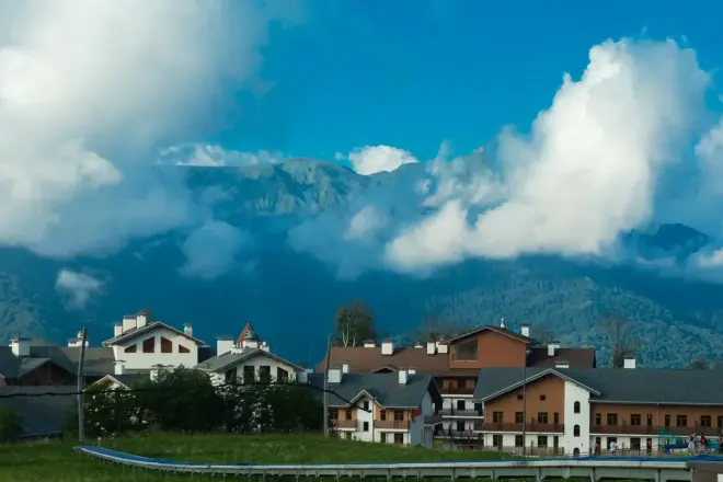 Красная Поляна - зеленая долина среди гор, с развитой инфраструктурой и 4 горнолыжными курортами европейского уровня #1