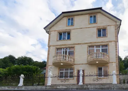 Жилой дом с коммерческими площадями - фото 1