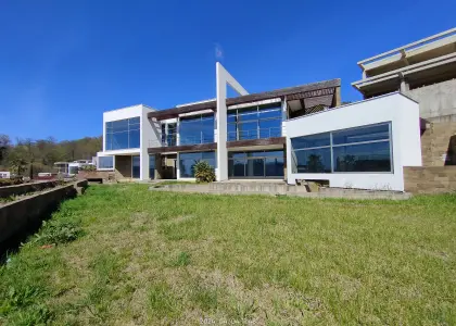 Дом в коттеджном городке, 451 м² - фото 1