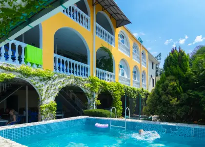 Действующая гостиница на побережье - фото 1