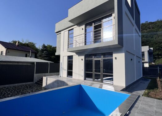 Двухэтажный дом с бассейном - фото 1