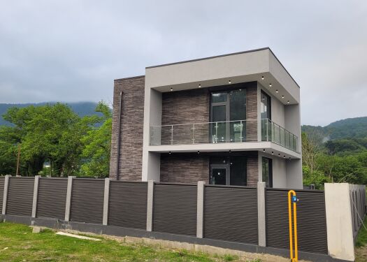 Новый двухэтажный дом возле реки Сочи - фото 1