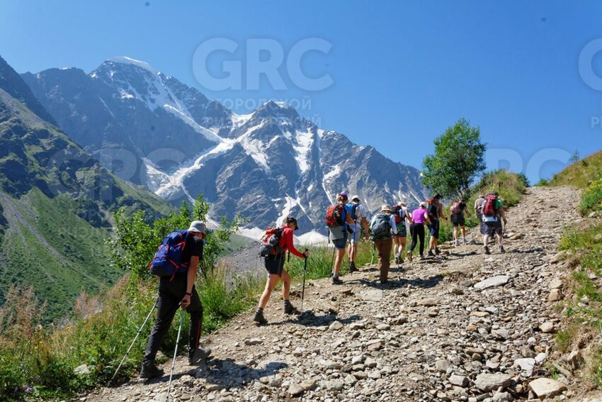 Рекреация. Домбай треккинг лето. Hiking Теберда Архыз. Кабардино Балкария туристский поток. Кавказ Приэльбрусье туристы лето.